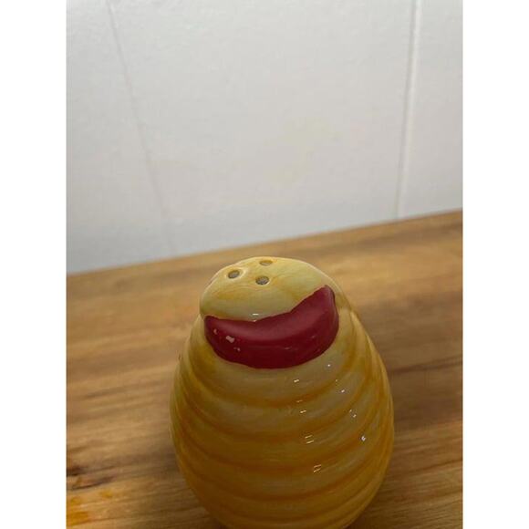 Bear and Honey Hive Salt and Pepper Shaker - Picture 8 of 9